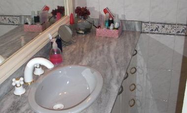 Casa 4 amb de categeoria + depto 2 amb garage, en muy buenas condiciones y tiene una renta actual de $ 11.000.-