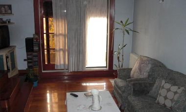 Casa 4 amb de categeoria + depto 2 amb garage, en muy buenas condiciones y tiene una renta actual de $ 11.000.-