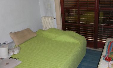 Casa 4 amb de categeoria + depto 2 amb garage, en muy buenas condiciones y tiene una renta actual de $ 11.000.-