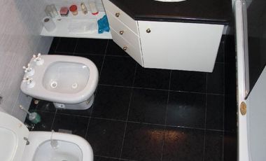 Casa 4 amb de categeoria + depto 2 amb garage, en muy buenas condiciones y tiene una renta actual de $ 11.000.-