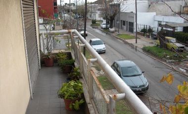 Casa 4 amb de categeoria + depto 2 amb garage, en muy buenas condiciones y tiene una renta actual de $ 11.000.-