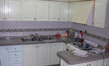 Casa 4 amb de categeoria + depto 2 amb garage, en muy buenas condiciones y tiene una renta actual de $ 11.000.-