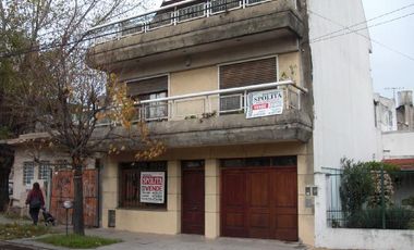 Casa 4 amb de categeoria + depto 2 amb garage, en muy buenas condiciones y tiene una renta actual de $ 11.000.-