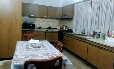 IMPORTANTE CASA DE 4 DORM, DOBLE GARAGE Y GRAN PATIO