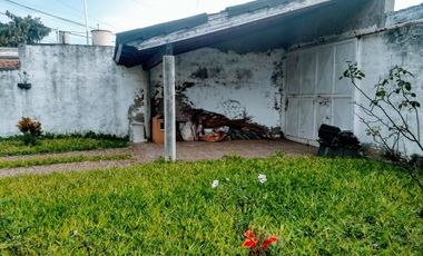 IMPORTANTE CASA DE 4 DORM, DOBLE GARAGE Y GRAN PATIO