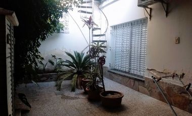 IMPORTANTE CASA DE 4 DORM, DOBLE GARAGE Y GRAN PATIO