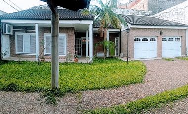 IMPORTANTE CASA DE 4 DORM, DOBLE GARAGE Y GRAN PATIO