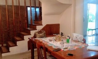 IMPORTANTE CASA DE 4 DORM, DOBLE GARAGE Y GRAN PATIO