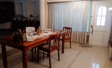 IMPORTANTE CASA DE 4 DORM, DOBLE GARAGE Y GRAN PATIO
