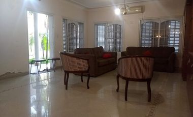IMPORTANTE CASA DE 4 DORM, DOBLE GARAGE Y GRAN PATIO