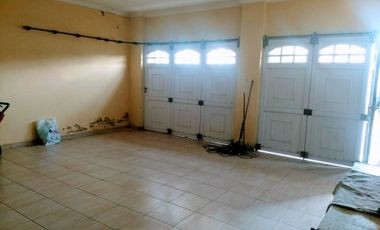 IMPORTANTE CASA DE 4 DORM, DOBLE GARAGE Y GRAN PATIO