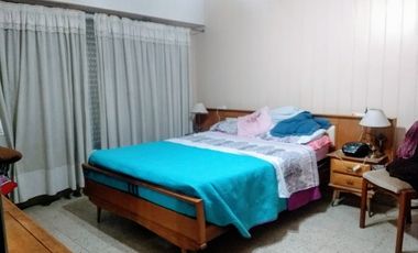 IMPORTANTE CASA DE 4 DORM, DOBLE GARAGE Y GRAN PATIO