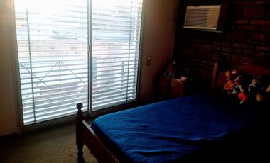 IMPORTANTE CASA DE 4 DORM, DOBLE GARAGE Y GRAN PATIO