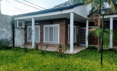 IMPORTANTE CASA DE 4 DORM, DOBLE GARAGE Y GRAN PATIO
