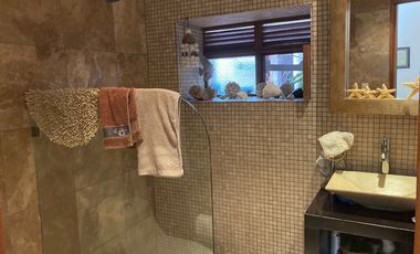 Casa con 2 Locales Comerciales en Venta en Guadalupe, en Zona Centro