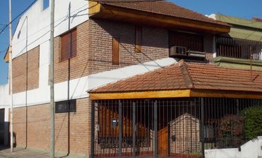 CHALET 5 AMBIENTES C/GARAGE A MTS DE COLEGIO DON BOSCO  Y 1 C/ DE AV DE MAYO
TOMA CASA MENOR VALOR EN LA ZONA