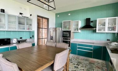 ESPECTACULAR AMPLIA Y MODERNA CASA.