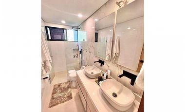 VENTA DE MODERNA CASA de 1 sólo nivel con PISCINA. POBLADO LAS PALMAS.