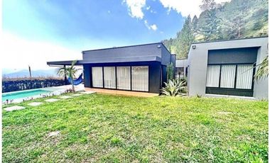 VENTA DE MODERNA CASA de 1 sólo nivel con PISCINA. POBLADO LAS PALMAS.
