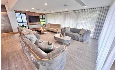 VENTA DE MODERNA CASA de 1 sólo nivel con PISCINA. POBLADO LAS PALMAS.