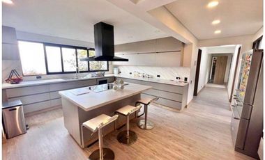 VENTA DE MODERNA CASA de 1 sólo nivel con PISCINA. POBLADO LAS PALMAS.