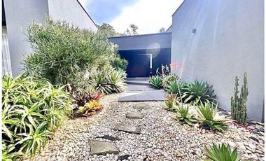 VENTA DE MODERNA CASA de 1 sólo nivel con PISCINA. POBLADO LAS PALMAS.