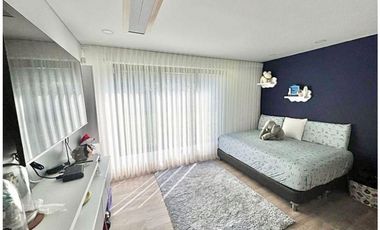VENTA DE MODERNA CASA de 1 sólo nivel con PISCINA. POBLADO LAS PALMAS.
