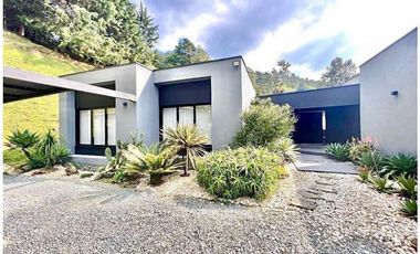 VENTA DE MODERNA CASA de 1 sólo nivel con PISCINA. POBLADO LAS PALMAS.
