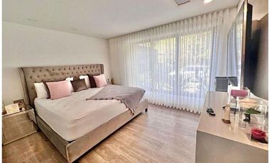 VENTA DE MODERNA CASA de 1 sólo nivel con PISCINA. POBLADO LAS PALMAS.