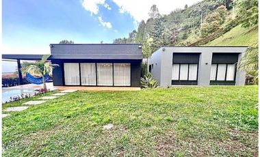 VENTA DE MODERNA CASA de 1 sólo nivel con PISCINA. POBLADO LAS PALMAS.