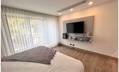 VENTA DE MODERNA CASA de 1 sólo nivel con PISCINA. POBLADO LAS PALMAS.