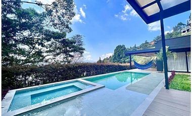 VENTA DE MODERNA CASA de 1 sólo nivel con PISCINA. POBLADO LAS PALMAS.