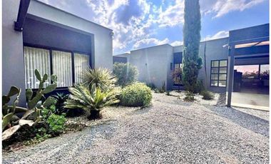 VENTA DE MODERNA CASA de 1 sólo nivel con PISCINA. POBLADO LAS PALMAS.