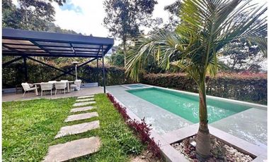 VENTA DE MODERNA CASA de 1 sólo nivel con PISCINA. POBLADO LAS PALMAS.
