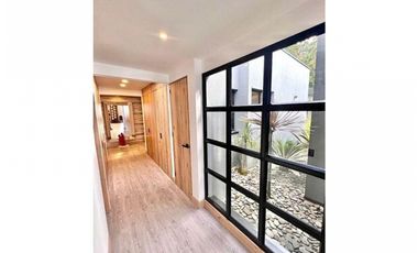 VENTA DE MODERNA CASA de 1 sólo nivel con PISCINA. POBLADO LAS PALMAS.