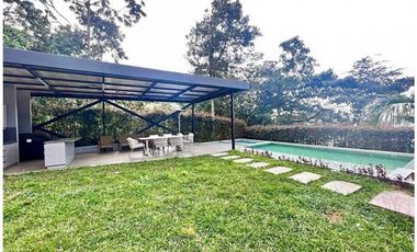 VENTA DE MODERNA CASA de 1 sólo nivel con PISCINA. POBLADO LAS PALMAS.