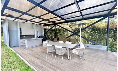 VENTA DE MODERNA CASA de 1 sólo nivel con PISCINA. POBLADO LAS PALMAS.