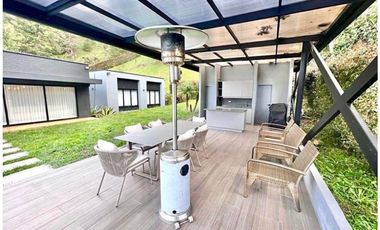 VENTA DE MODERNA CASA de 1 sólo nivel con PISCINA. POBLADO LAS PALMAS.