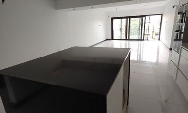 Departamento en venta de 3 dormitorios c/ cochera en Ramos Mejía