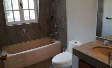 Casa con amplio terreno en venta en Bosques de las Lomas