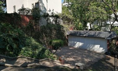 Casa con amplio terreno en venta en Bosques de las Lomas