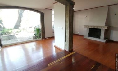 Casa con amplio terreno en venta en Bosques de las Lomas