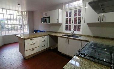 Casa con amplio terreno en venta en Bosques de las Lomas