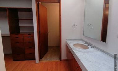 Casa con amplio terreno en venta en Bosques de las Lomas
