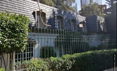 Casa con amplio terreno en venta en Bosques de las Lomas