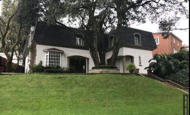 Casa con amplio terreno en venta en Bosques de las Lomas