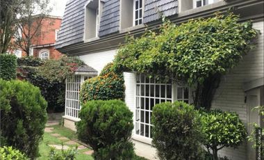 Casa con amplio terreno en venta en Bosques de las Lomas