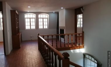 Casa con amplio terreno en venta en Bosques de las Lomas