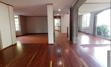 Casa con amplio terreno en venta en Bosques de las Lomas