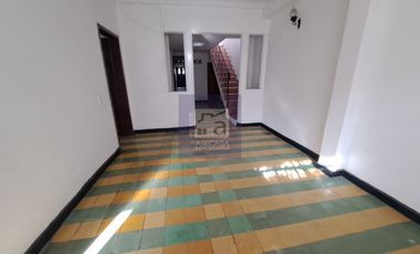 COD. 5863 - SE ARRIENDA CASA - BARRIO: SAN FRANCISCO